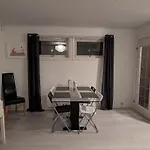 Innholdsrik Leilighet Med Hage