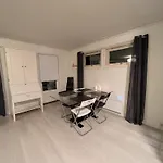 Innholdsrik Leilighet Med Hage